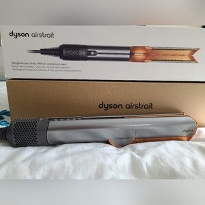 Dyson Airstrait like new